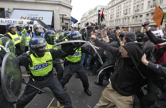 Starcia z policją na ulicach Londynu