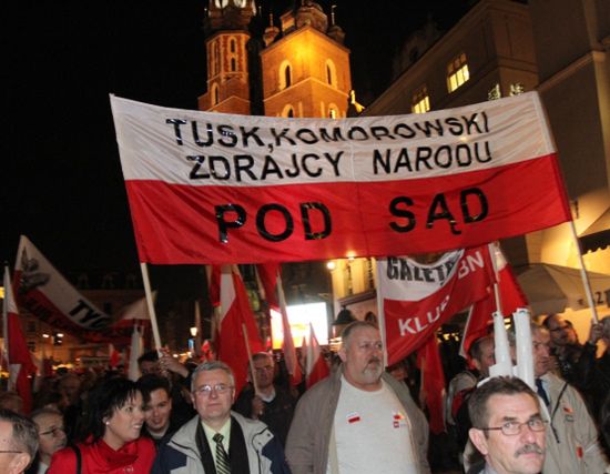 Bitwa na hasła w rocznicę pogrzebu prezydenta na Wawelu