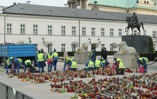 Sprzątanie przed Pałacem - wywieźli siedem ton zniczy