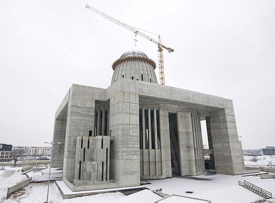 Na szczycie Świątyni Opatrzności Bożej ustawiono krzyż