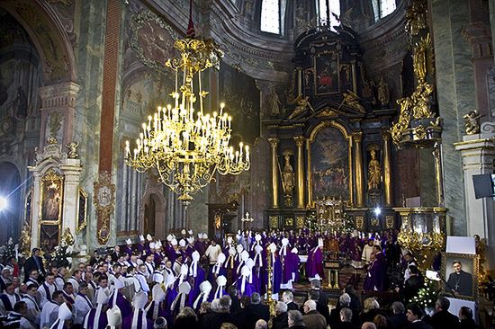 Abp Józef Życiński spoczął w krypcie biskupów