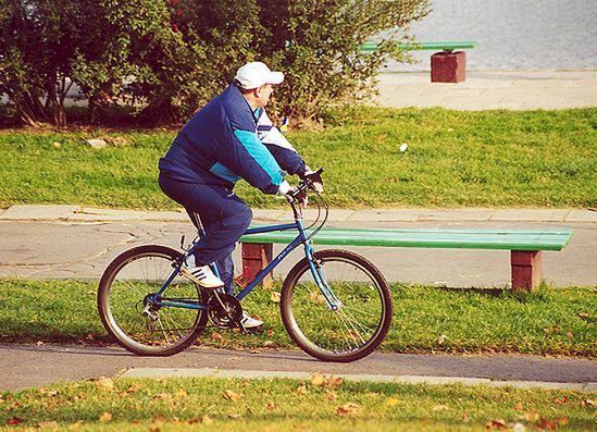 Posłowie pozwolili rowerzystom jeździć po chodnikach