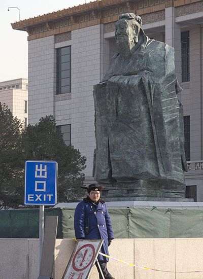 Konfucjusz stanął w Pekinie, Mao przewraca się w grobie?