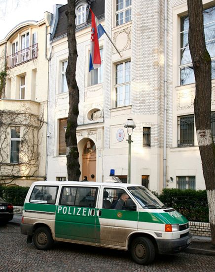 Granat przed ambasadą w Berlinie