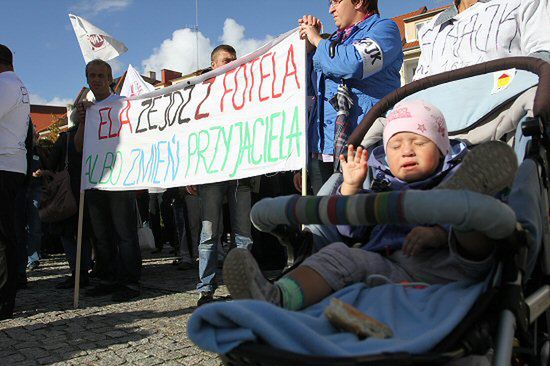 Strajkujący rodzice czekali na burmistrza, a przyszła policja