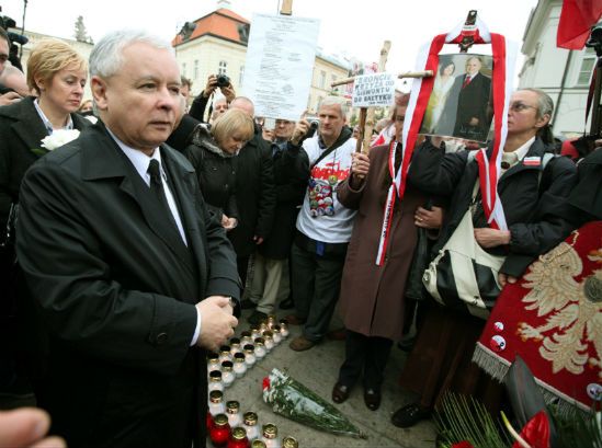 Nie wygrali, złożyli kwiaty i znicze przed Pałacem