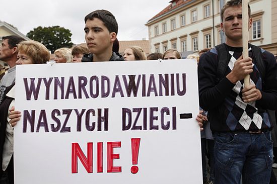 "Niszczą polskie szkoły"; protest przed pałacem prezydenta