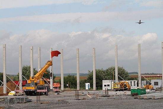 Balice sparaliżowane przez dźwig - kłopotów ciąg dalszy