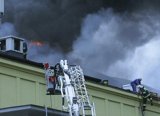 11 zastępów straży gasiło pożar hali sportowej w Łodzi