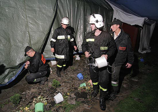 300 strażaków usuwało skutki burz, 3 zostało rannych