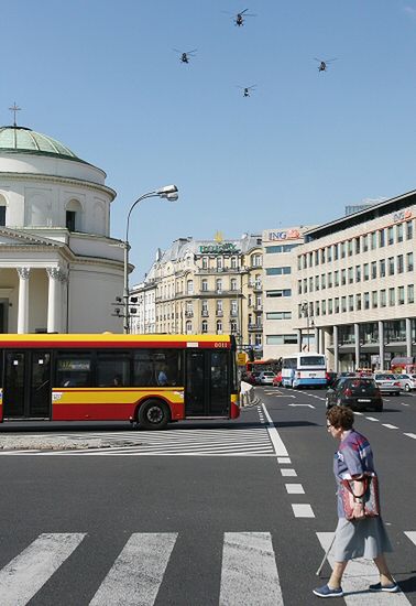 Wojskowe samoloty i śmigłowce przeleciały nad Warszawą