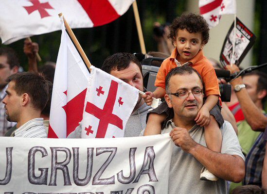 Demonstracja poparcia dla Gruzji przed ambasadą Rosji