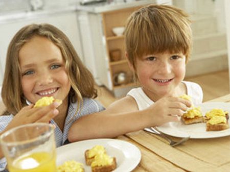 Większe korzyści ze śniadania odnoszą chłopcy