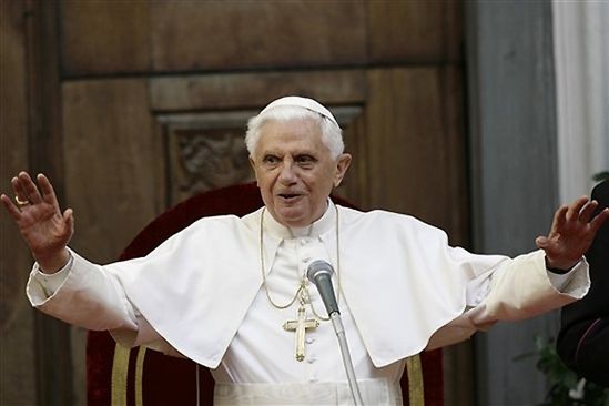 "Benedykt XVI jest postrzegany jak monarcha"