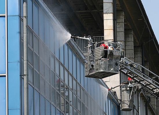 Polewają wodą okna, ratując życie dzieciom w szpitalu