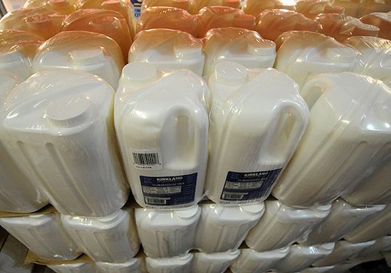 Zepsute mleko z pękających kartonów zalewa biuro KE