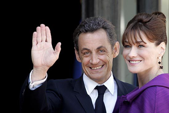 Carla Bruni pokazała Sarkozy'emu nagie zdjęcia, a on...