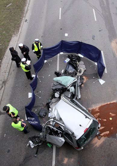 Auto uderzyło w filar wiaduktu, kierowca zginął