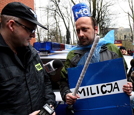 Przebrani za ZOMO: Jaruzelski Smok Wawelski