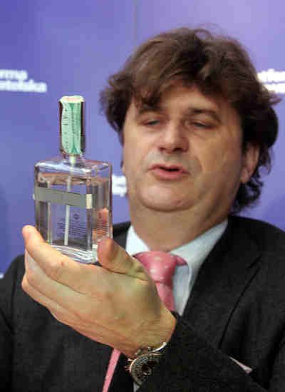 Palikot: na kongresie PiS alkohol trzymali w perfumach