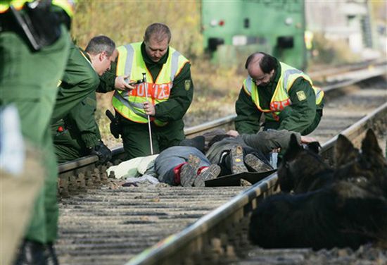 Przytwierdzili się do torów, by zatrzymać pociąg z nuklearnymi odpadami