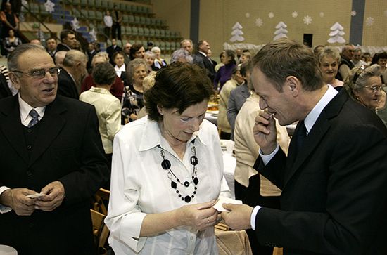 Donald Tusk podzielił się opłatkiem z seniorami