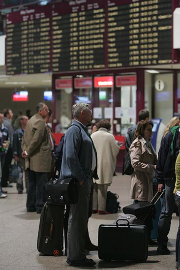 Ewakuacja pasażerów na warszawskim Okęciu