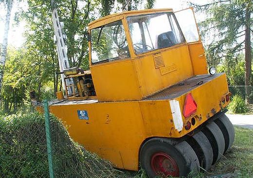 Stracił panowanie nad... walcem i wjechał w słup