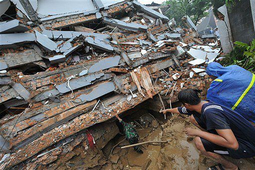 Indonezja: tysiące ludzi uwięzionych pod gruzami