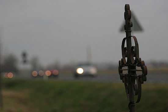 Awantura o przydrożne krzyże; drogowcy chcieli je usunąć