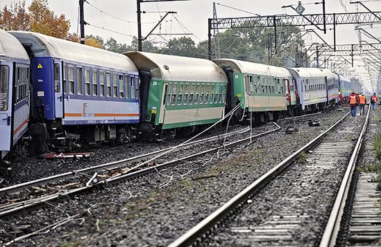 Pijany maszynista wykoleił pociąg; na trasie wciąż sprzątają