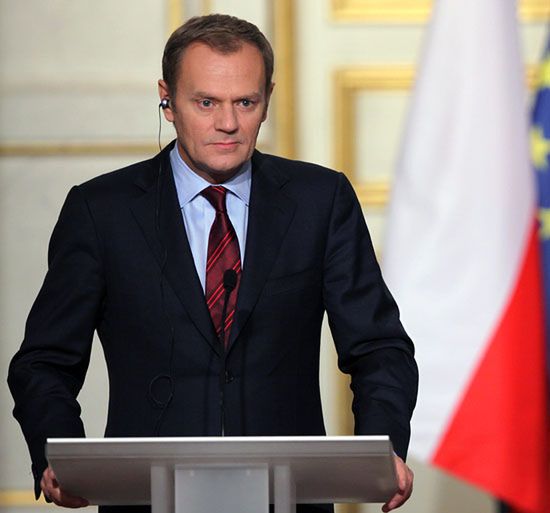 Tusk "POdróżnik" dobija targu z Arabem - nowy spot PiS