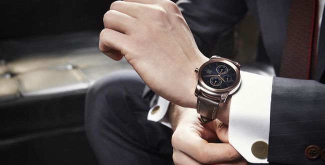 Smartwatch, który będzie pasować nawet do garnituru