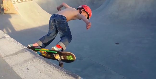 Ten 6-latek wyrośnie na legendę skateboardingu?