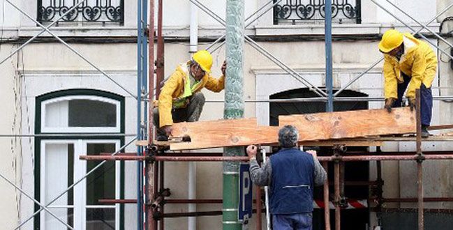 Spadek produkcji, zatrudnienia i zarobków w budowlance