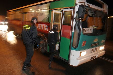 Przepiłowali kraty i uciekli ze skarżyskiej komendy