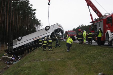 Wypadek autobusu: jedno dziecko nie żyje