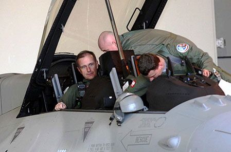 Minister obrony uczestniczył w walce polskich F-16