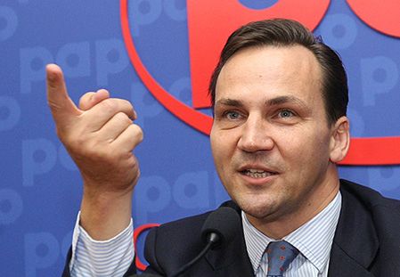 Sikorski: kolejny atak na ambasadę to już nie przypadek