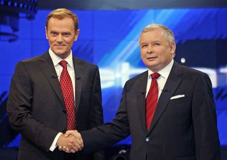 Tusk i J. Kaczyński unikają mediów, by poprawić swój wizerunek