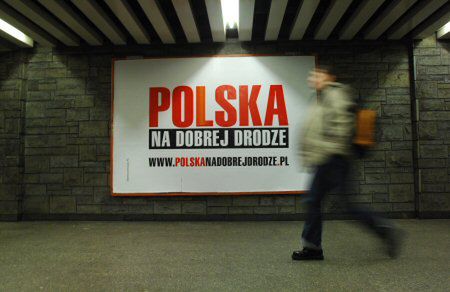 PiS zmienia kampanię: Polska na dobrej drodze...