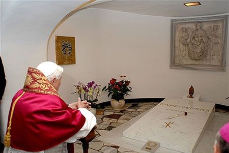 Benedykt XVI modlił się przy grobie Jana Pawła II