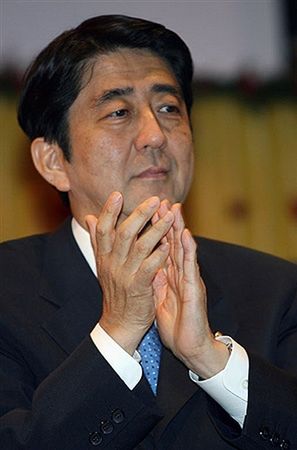 Premier Japonii ogłosił dymisję i trafił do szpitala