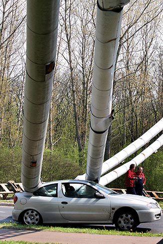 Runęły rury z gorącą wodą zahaczone przez dźwig