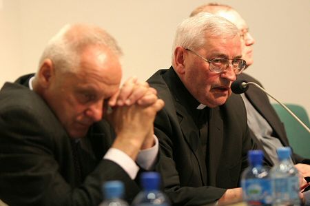 Bp. Pieronek: Radio Maryja angażuje duchownych w politykę