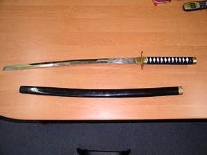 Rzucił się z mieczem "samurajskim" na policjantów