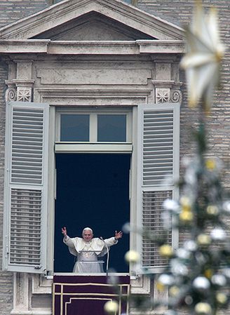Benedykt XVI pozdrowił wiernych ze swego okna