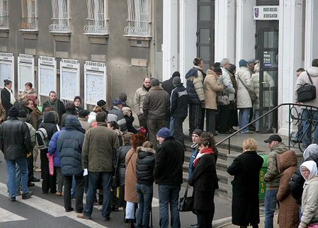 Tłumy "spóźnialskich" w kolejkach po nowe dowody