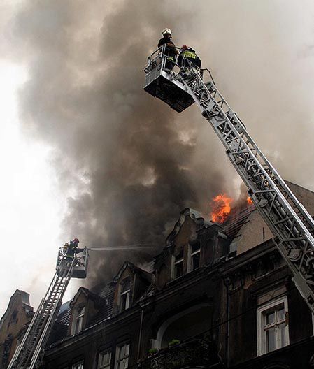 Zaprószenie ognia przyczyną pożaru kamienicy w Poznaniu?
