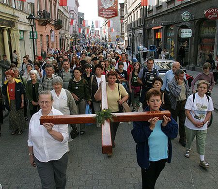 Paulini z Jasnej Góry: codzienne życie w szczycie pielgrzymkowym